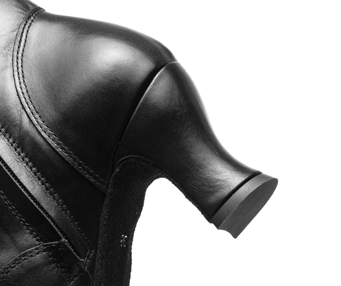 Nahaufnahme von Rumpfs 2317 Betty Tanzstiefel in Schwarz, mittlerer Absatz, mit Nähten und weicher schwarzer Lederstruktur.